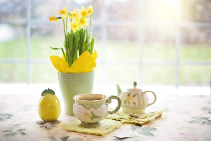 Wielkanocna herbata i kwiaty