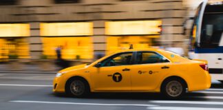 żółta taksówka
