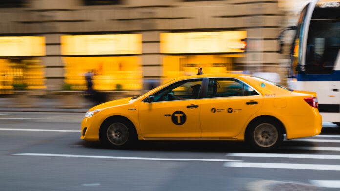żółta taksówka